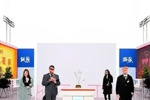 吃瓜爆料首页主图：夜晚编辑部大屏上滚动着多条待核实线索