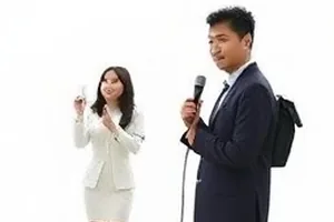 《宣发稿改稿记录》封面，屏幕上多个版本的标题对比
