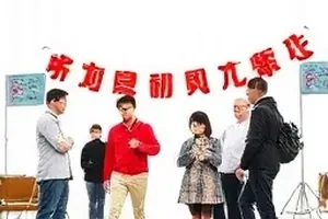 《片尾署名争议复盘》封面，滚动到片尾字幕的屏幕