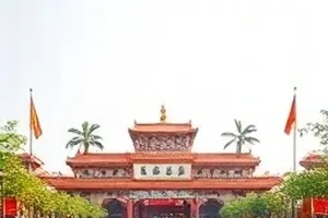 《红毯临时改流程》封面，红毯尽头的主持人手卡