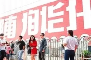 《代言换人内幕》封面，撤下的海报卷成筒靠在墙边